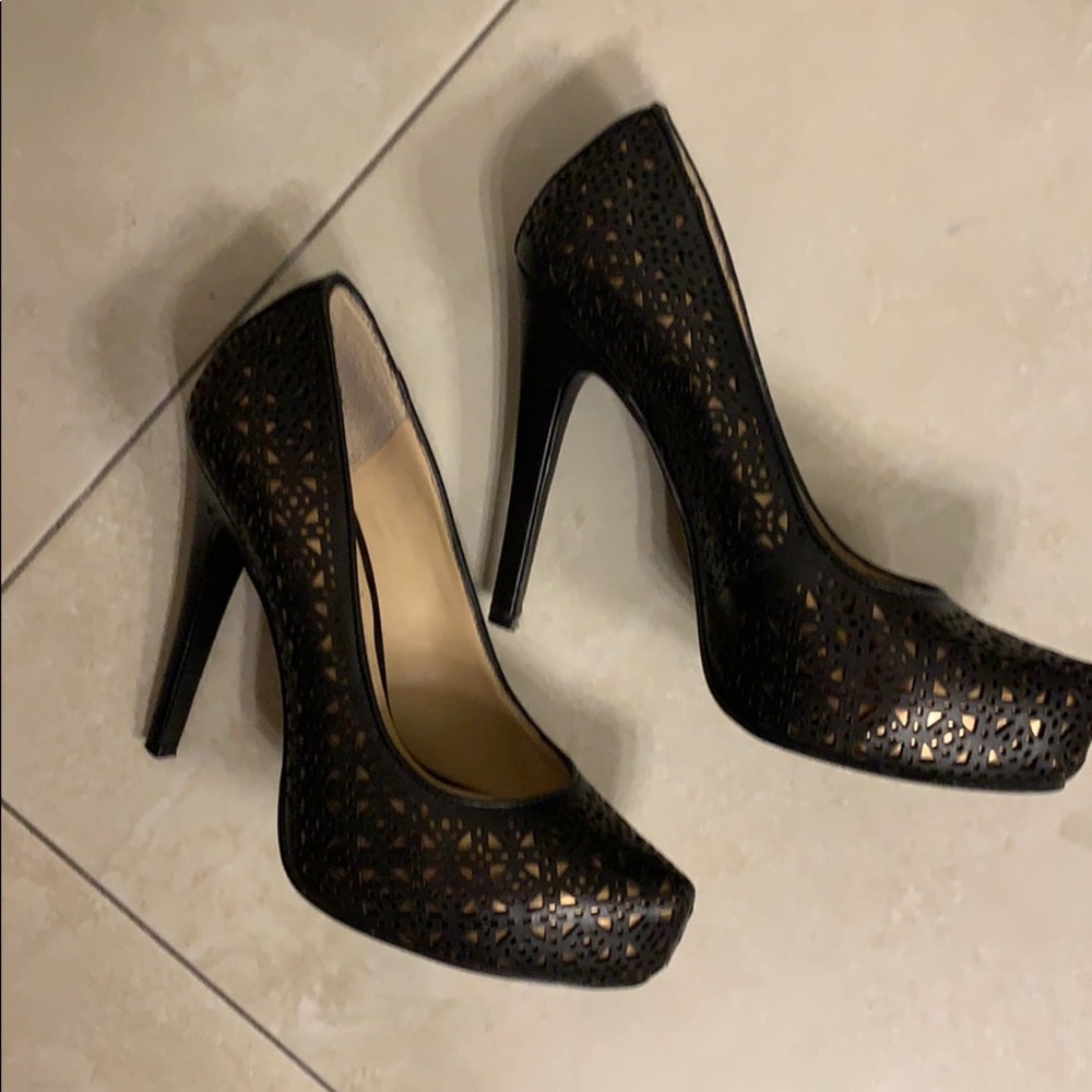 BCBG Platform pump heels gold black Classy shoes 7